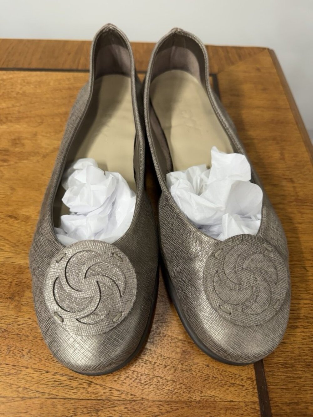 The FLEXX Women’s 11 Leather Ballet Flats Gold Tone Medallion Comfort‎ Shoes